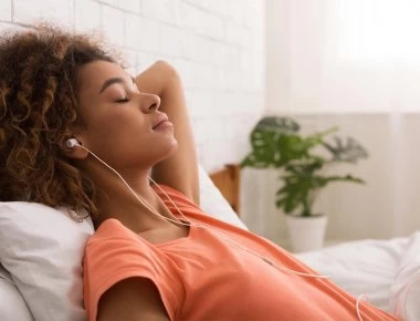 Τι είναι το ASMR που έχει κατακλύσει το Youtube; - Η περίεργη διαδικτυακή μόδα που λίγοι καταλαβαίνουν (βίντεο)